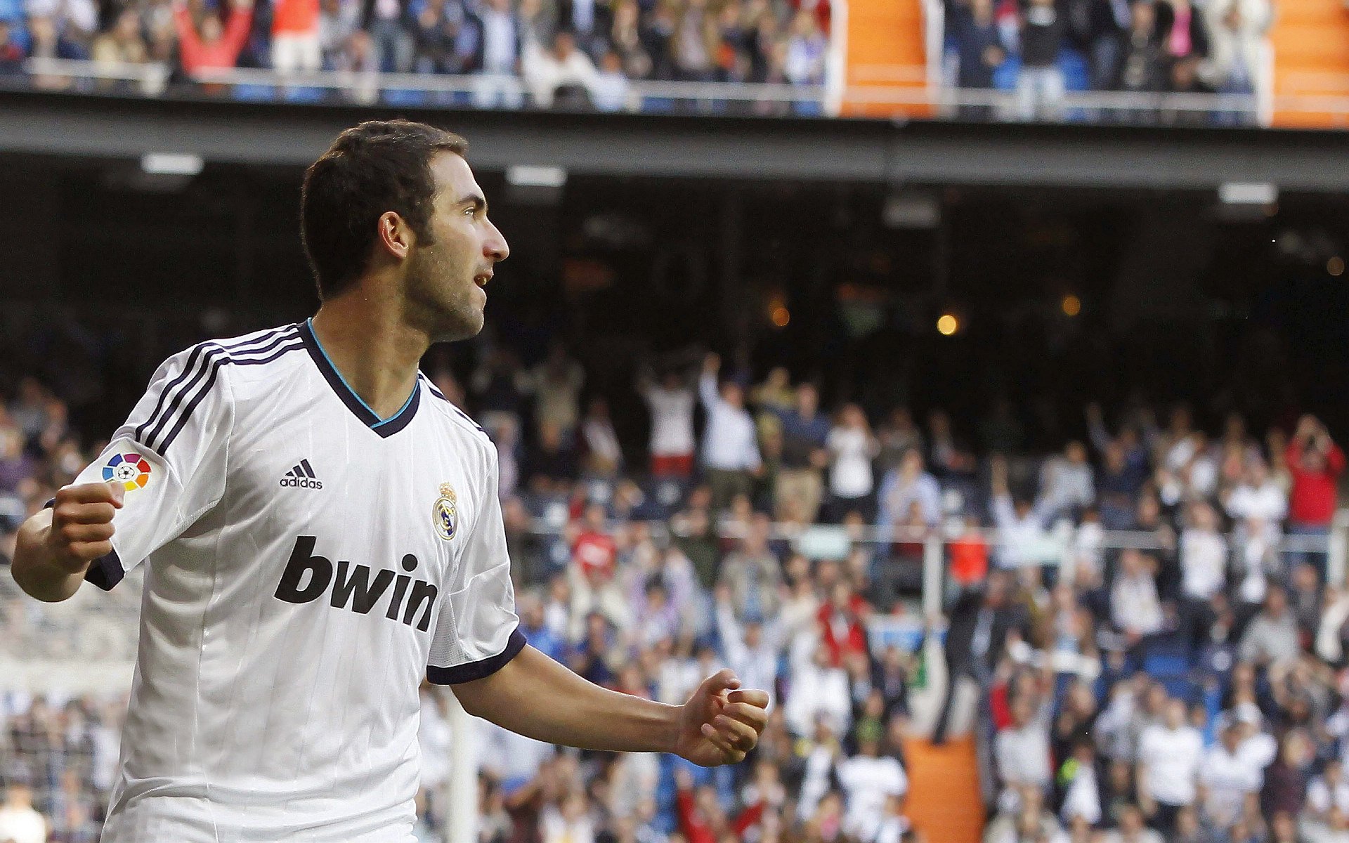 球员平均年龄约23.5岁，年轻阵容为主，足球球员平均年龄